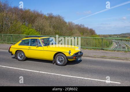 1980 Gelbe 80s MG B GT Fahrzeuge bewegen, Autos, Fahrzeug fahren, UK Straßen, Motoren, Autofahren, Straßennetz Stockfoto