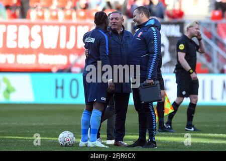 ENSCHEDE, NIEDERLANDE - APRIL 25: Eljero Elia vom FC Utrecht, Trainer Ron Jans vom FC Twente und Assistenztrainer Sander Boschker vom FC Twente während des D Stockfoto