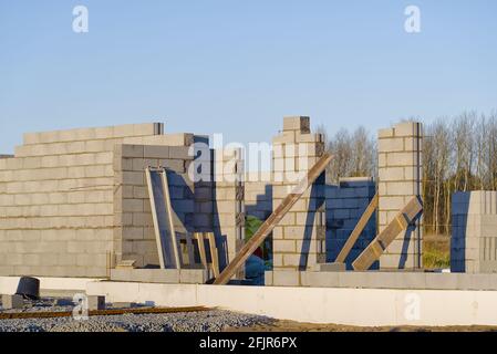 Baustelle eines Privathauses. Unfertiges Haus aus Blähton-Betonblöcken. Bau eines Hauses mit eigenen Händen. Stockfoto