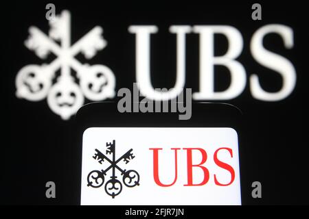 Ukraine. April 2021. In dieser Abbildung ist das UBS-Logo eines Schweizer Investmentbank- und Finanzdienstleisters UBS Group AG auf einem Smartphone und einem pc-Bildschirm zu sehen. Kredit: SOPA Images Limited/Alamy Live Nachrichten Stockfoto