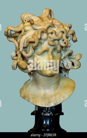 Rom, Italien - 30. Dez. 2012: Marmorskulptur der Medusa von Gian Lorenzo Bernini in den Kapitolinischen Museen, auf isoliertem Hintergrund mit Zuschneideweg. Stockfoto