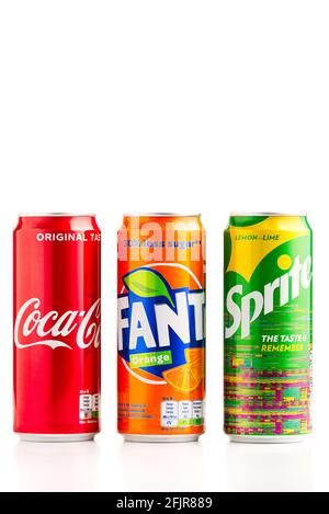 Tallinn, Estland - 24.04.21: Coca-Cola, Sprite und Fanta brandneue Metalldosen isoliert auf Weiß. Die Coca-Cola Company produzierte Getränke Stockfoto