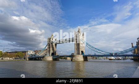 Tower Bridge London, England, von der Südseite der Themse aus gesehen. Ein wichtiges Wahrzeichen und Touristenziel. Stockfoto