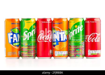 Tallinn, Estland - 24.04.21: Coca-Cola, Sprite und Fanta brandneue Metalldosen isoliert auf Weiß. Die Coca-Cola Company produzierte Getränke Stockfoto
