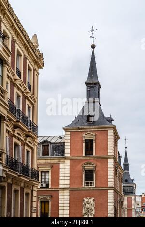 Turm in der Hall of Realms oder Salon de Reinos von Madrid, ursprünglich ein Flügel des Buen Retiro Palastes. Vertikale Aufnahme ein wolkiger Tag. Stockfoto