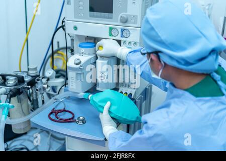 Das Team des assistentenarbeitenden Herzfrequenzchirurgen in Uniform führt eine Operation an einem Patienten in einer Klinik für Herzchirurgie durch. Moderne Medizin, ein Profi Stockfoto