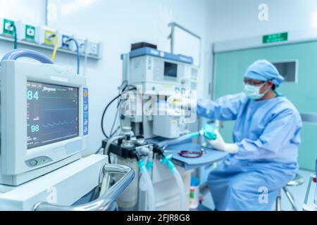 Selektiver Fokus des Monitors, Assistentin arbeitend Herzfrequenzmonitor das Team des Chirurgen in Uniform führt bei einer Herzoperation eine Operation an einem Patienten durch, Li Stockfoto