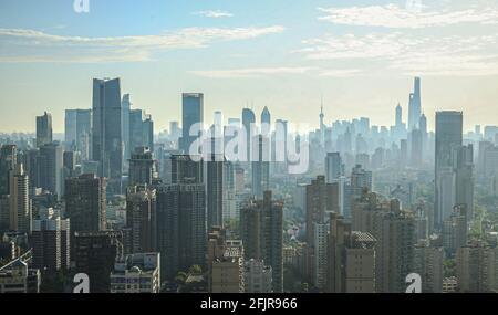 Shanghai, Shanghai, China. April 2021. Nacht von Shanghai am 25. April 2021. Quelle: SIPA Asia/ZUMA Wire/Alamy Live News Stockfoto