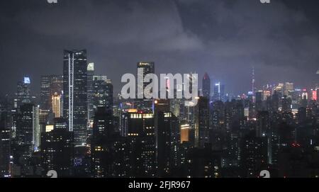 Shanghai, Shanghai, China. April 2021. Nacht von Shanghai am 25. April 2021. Quelle: SIPA Asia/ZUMA Wire/Alamy Live News Stockfoto