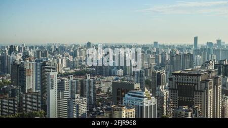 Shanghai, Shanghai, China. April 2021. Nacht von Shanghai am 25. April 2021. Quelle: SIPA Asia/ZUMA Wire/Alamy Live News Stockfoto