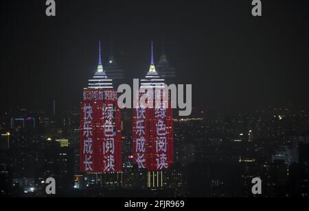 Shanghai, Shanghai, China. April 2021. Nacht von Shanghai am 25. April 2021. Quelle: SIPA Asia/ZUMA Wire/Alamy Live News Stockfoto