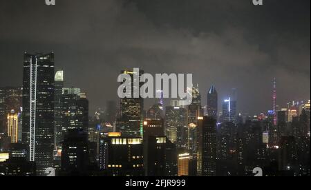 Shanghai, Shanghai, China. April 2021. Nacht von Shanghai am 25. April 2021. Quelle: SIPA Asia/ZUMA Wire/Alamy Live News Stockfoto