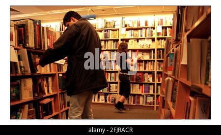 Bücher shoppen in Borders Buchhandlung, Oxford stpic David Sandison 18/3/2005 Stockfoto