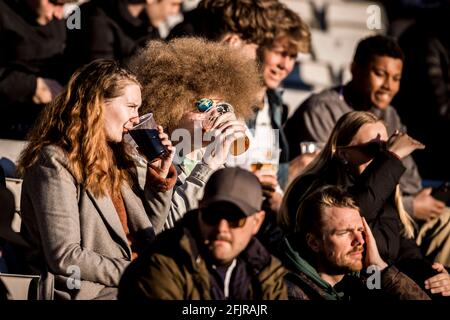 Aarhus, Dänemark. April 2021. Fußballfans der AGF sind wieder im Ceres Park, um das 3F Superliga-Spiel zwischen Aarhus GF und dem FC Kopenhagen in Aarhus zu besuchen. (Foto: Gonzales Photo/Alamy Live News Stockfoto