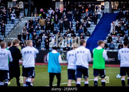 Aarhus, Dänemark. April 2021. Fußballfans der AGF sind wieder im Ceres Park, um das 3F Superliga-Spiel zwischen Aarhus GF und dem FC Kopenhagen in Aarhus zu besuchen. (Foto: Gonzales Photo/Alamy Live News Stockfoto