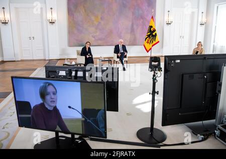 26. April 2021, Berlin: Bundespräsident Frank-Walter Steinmeier (Mitte) und seine Frau Elke Büdenbender diskutieren gemeinsam mit der Autorin von Jugendbüchern für Jugendliche Kirsten Boie (rechts) vom Schloss Bellevue die Mordnacht am 28. April 1945 mit Schulkindern aus Penzberg (Bayern), die per Video miteinander verbunden waren. Die Mordnacht in Penzberg ist eines der Verbrechen, die Deutsche in den letzten Tagen des Zweiten Weltkriegs begangen haben. Ende April 1945 hatten die Bürger von Penzberg versucht, die Nazi-Herrschaft und den Krieg zu beenden. Die Nationalsozialisten ermordeten dann ein paar Tage b 16 Penzberger Stockfoto