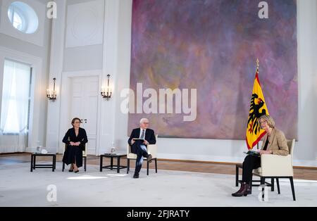 26. April 2021, Berlin: Bundespräsident Frank-Walter Steinmeier (Mitte) und seine Frau Elke Büdenbender diskutieren gemeinsam mit der Autorin von Jugendbüchern für Jugendliche Kirsten Boie (rechts) vom Schloss Bellevue die Mordnacht am 28. April 1945 mit Schulkindern aus Penzberg (Bayern), die per Video miteinander verbunden waren. Die Mordnacht in Penzberg ist eines der Verbrechen, die Deutsche in den letzten Tagen des Zweiten Weltkriegs begangen haben. Ende April 1945 hatten die Bürger von Penzberg versucht, die Nazi-Herrschaft und den Krieg zu beenden. Die Nationalsozialisten ermordeten dann ein paar Tage b 16 Penzberger Stockfoto