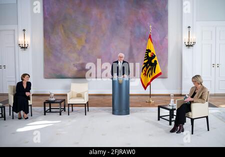 26. April 2021, Berlin: Bundespräsident Frank-Walter Steinmeier (Mitte) und seine Frau Elke Büdenbender diskutieren gemeinsam mit der Autorin von Jugendbüchern für Jugendliche Kirsten Boie (rechts) vom Schloss Bellevue die Mordnacht am 28. April 1945 mit Schulkindern aus Penzberg (Bayern), die per Video miteinander verbunden waren. Die Mordnacht in Penzberg ist eines der Verbrechen, die Deutsche in den letzten Tagen des Zweiten Weltkriegs begangen haben. Ende April 1945 hatten die Bürger von Penzberg versucht, die Nazi-Herrschaft und den Krieg zu beenden. Die Nationalsozialisten ermordeten dann ein paar Tage b 16 Penzberger Stockfoto