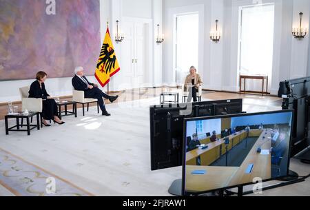 26. April 2021, Berlin: Bundespräsident Frank-Walter Steinmeier (Mitte) und seine Frau Elke Büdenbender diskutieren gemeinsam mit der Autorin von Jugendbüchern für Jugendliche Kirsten Boie (rechts) vom Schloss Bellevue die Mordnacht am 28. April 1945 mit Schulkindern aus Penzberg (Bayern), die per Video miteinander verbunden waren. Die Mordnacht in Penzberg ist eines der Verbrechen, die Deutsche in den letzten Tagen des Zweiten Weltkriegs begangen haben. Ende April 1945 hatten die Bürger von Penzberg versucht, die Nazi-Herrschaft und den Krieg zu beenden. Die Nationalsozialisten ermordeten dann ein paar Tage b 16 Penzberger Stockfoto