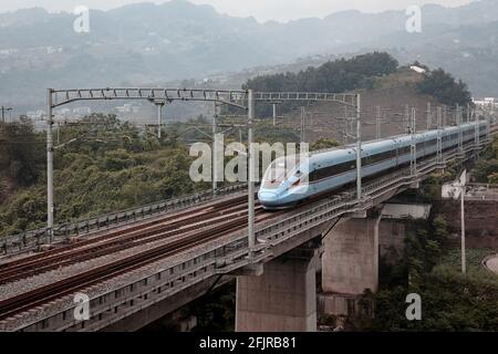 26. April 2021, Chongqing, Chongqing, China: Ganshui Town, Qijiang, Chongqing, verfügt über 28 Eisenbahn- und Autobahnbrücken, was es zu einem echten „Brückenstädtchen“ macht. Die Stadt Ganshui liegt an der Kreuzung von Chongqing und Guizhou und erstreckt sich über den Fluss Ganshui in verschiedenen Epochen, Typen und Stilen. Die Brücken in den Bergen sind zu einer wunderschönen Landschaft in den Bergen geworden. Das Bild zeigt die wunderschöne Landschaft der Stadt Ganshui am 24. April 2021. Am 24. April 2021 Wurden Die Stadt Ganshui, Qijiang, Chongqing, Verfügt über 28 Eisenbahn- und Autobahnbrücken, die zu einem echten „Bridge Township“ werden. Ganshui Town, an der Kreuzung von Chongq Stockfoto