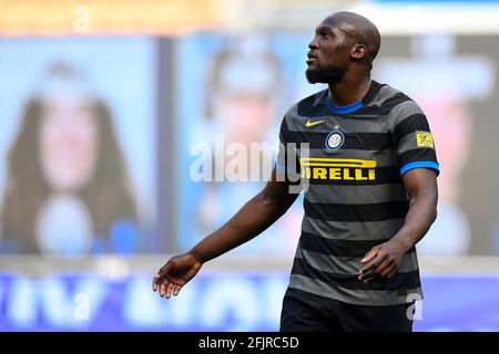 Mailand, Italien. 25. April 2021. Romelu Lukaku vom FC Internazionale reagiert während des Fußballspiels der Serie A zwischen dem FC Internazionale und Hellas Verona. Der FC Internazionale gewann 1-0 gegen Hellas Verona. Kredit: Nicolò Campo/Alamy Live Nachrichten Stockfoto