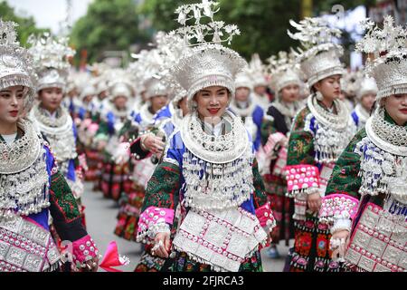 Taijiang, China. April 2021. Die jungen Mädchen tragen die traditionelle Tracht und die silbernen Ornamente, um das Miao-Schwesternfest in Taijiang, Guizhou, China, am 25. April 2021 zu feiern.(Foto: TPG/cnsphotos) Quelle: TopPhoto/Alamy Live News Stockfoto