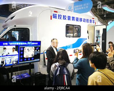 Fuzhou, China. April 2021. Das Magnetkapsel-Gastroskop-System zeigt sich am 25. April 2021 auf der 4. Ausstellung für digitale Bauleistungen in China in Fuzhou, Fujian.(Foto: TPG/cnsphotos) Quelle: TopPhoto/Alamy Live News Stockfoto