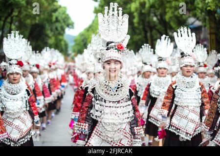 Taijiang, China. April 2021. Die jungen Mädchen tragen die traditionelle Tracht und die silbernen Ornamente, um das Miao-Schwesternfest in Taijiang, Guizhou, China, am 25. April 2021 zu feiern.(Foto: TPG/cnsphotos) Quelle: TopPhoto/Alamy Live News Stockfoto