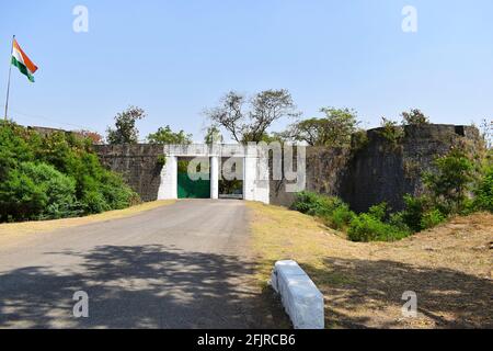 Eingang in Richtung Ahmednagar Fort. Begann im Jahr 1559 unter der Herrschaft von Hussain Nizam Shah. Und bis 1562 abgeschlossen. Maharashtra, Indien. Stockfoto
