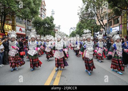 Taijiang, China. April 2021. Die jungen Mädchen tragen die traditionelle Tracht und die silbernen Ornamente, um das Miao-Schwesternfest in Taijiang, Guizhou, China, am 25. April 2021 zu feiern.(Foto: TPG/cnsphotos) Quelle: TopPhoto/Alamy Live News Stockfoto