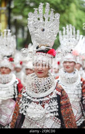 Taijiang, China. April 2021. Die jungen Mädchen tragen die traditionelle Tracht und die silbernen Ornamente, um das Miao-Schwesternfest in Taijiang, Guizhou, China, am 25. April 2021 zu feiern.(Foto: TPG/cnsphotos) Quelle: TopPhoto/Alamy Live News Stockfoto