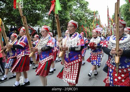 Taijiang, China. April 2021. Die jungen Mädchen tragen die traditionelle Tracht und die silbernen Ornamente, um das Miao-Schwesternfest in Taijiang, Guizhou, China, am 25. April 2021 zu feiern.(Foto: TPG/cnsphotos) Quelle: TopPhoto/Alamy Live News Stockfoto