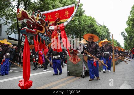 Taijiang, China. April 2021. Die jungen Mädchen tragen die traditionelle Tracht und die silbernen Ornamente, um das Miao-Schwesternfest in Taijiang, Guizhou, China, am 25. April 2021 zu feiern.(Foto: TPG/cnsphotos) Quelle: TopPhoto/Alamy Live News Stockfoto