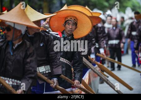 Taijiang, China. April 2021. Die jungen Mädchen tragen die traditionelle Tracht und die silbernen Ornamente, um das Miao-Schwesternfest in Taijiang, Guizhou, China, am 25. April 2021 zu feiern.(Foto: TPG/cnsphotos) Quelle: TopPhoto/Alamy Live News Stockfoto