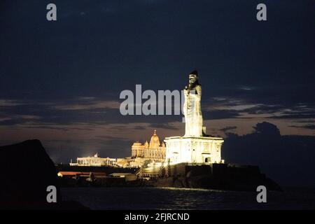 Thiruvalluvar Statue eine 41 Meter hohe Steinskulptur vor Sonnenaufgang, Kanyakumari, Tamil Nadu Stockfoto