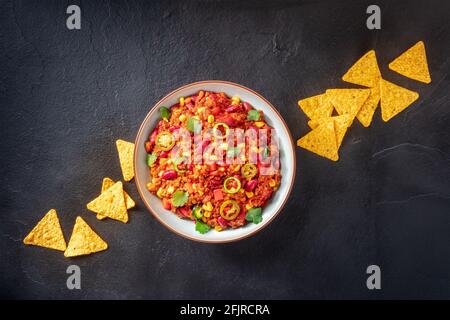 Chili con Carne mit Nachos, über Kopf flach lag Schuss Stockfoto