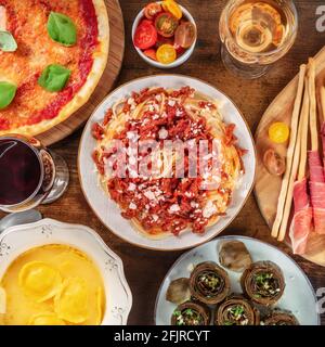 Italienisches Banner mit Pasta Bolognese, Artischocken usw. Stockfoto