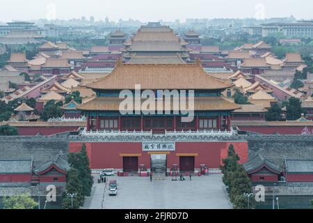 Mit Blick auf die Verbotene Stadt und die Skyline von Peking Dämmerung Stockfoto