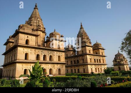 Chhatris, Grabdenkmäler, die dem Königshaus aus dem 16. Und 17. Jahrhundert in Orchha, Madhya Pradesh, Indien, gewidmet sind. Stockfoto