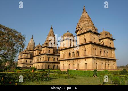 Chhatris, Grabdenkmäler, die dem Königshaus aus dem 16. Und 17. Jahrhundert in Orchha, Madhya Pradesh, Indien, gewidmet sind. Stockfoto