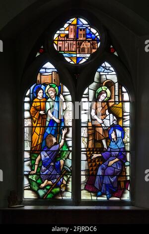 Modernes Buntglasfenster in der Pfarrkirche All Saints, Thornton Hough, Wirral, Großbritannien; von Alfred Robin Fisher, Chapel Studio, 1981 Stockfoto