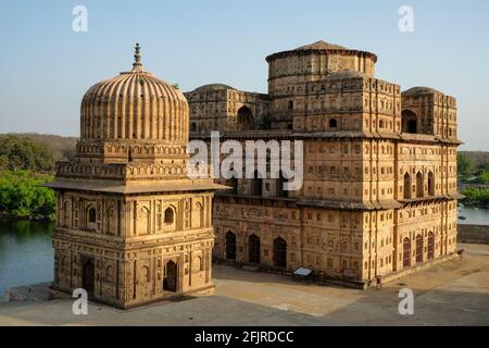 Chhatris, Grabdenkmäler, die dem Königshaus aus dem 16. Und 17. Jahrhundert in Orchha, Madhya Pradesh, Indien, gewidmet sind. Stockfoto