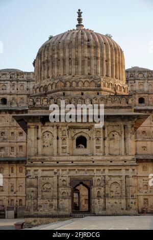 Chhatris, Grabdenkmäler, die dem Königshaus aus dem 16. Und 17. Jahrhundert in Orchha, Madhya Pradesh, Indien, gewidmet sind. Stockfoto