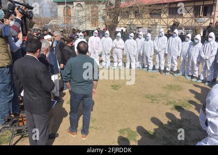 Srinagar, Jammu und kaschmir Indien 07. August 2020. White Kit trägt Frontkämpfer Krieger sind in einer einzigen Linie und bereit, gegen Coronavirus zu kämpfen Stockfoto