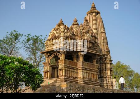 Der Javari-Tempel in Khajuraho, Madhya Pradesh, Indien. Gehört zur Khajuraho Group of Monuments, einem UNESCO-Weltkulturerbe. Stockfoto