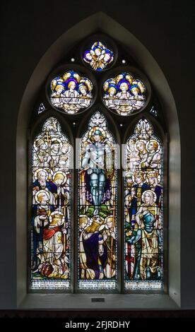 Buntglasfenster in der Pfarrkirche All Saints, Thornton Hough, Wirral, Großbritannien; von H. Gustave Hiller, 1912 Stockfoto