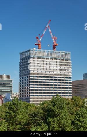 Die Rekonstruktion des Wolkenkratzers im Geschäftsviertel Marunouchi. Der Blick von den Gärten des Kaiserlichen Palastes. Tokio. Japan Stockfoto