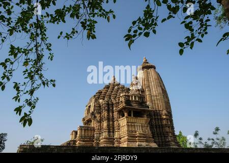 Der Vamana-Tempel in Khajuraho, Madhya Pradesh, Indien. Gehört zur Khajuraho Group of Monuments, einem UNESCO-Weltkulturerbe. Stockfoto