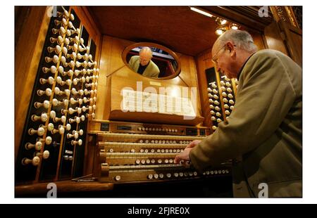 Martn Neary wird die ersten Noten der 2004 BBC Proms auf der neu restaurierten 150 Tonnen schweren Royal Albert Hall Orgel spielen.Bild David Sandison 15/6/2004 Stockfoto