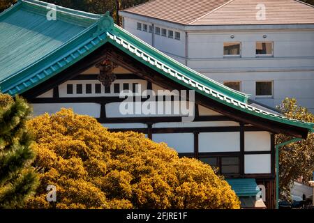 Der Blick auf das geschwungene, grün verzierte Dach des traditionellen japanischen Gebäudes auf dem Territorium des Kaiserpalastes von Tokio. Japan Stockfoto